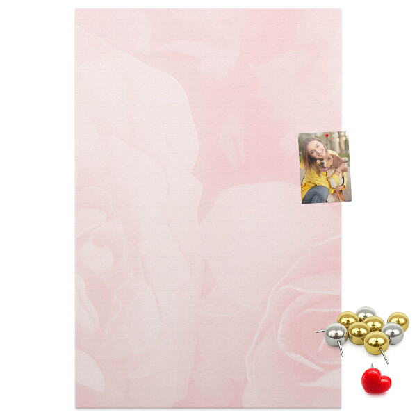 Pinnwand mit Motiv von zarten rosa Rosen im Hintergrund