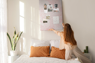 Pinnwand mit Motiv von zarten rosa Rosen im Hintergrund