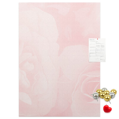 Pinnwand mit Motiv von zarten rosa Rosen im Hintergrund