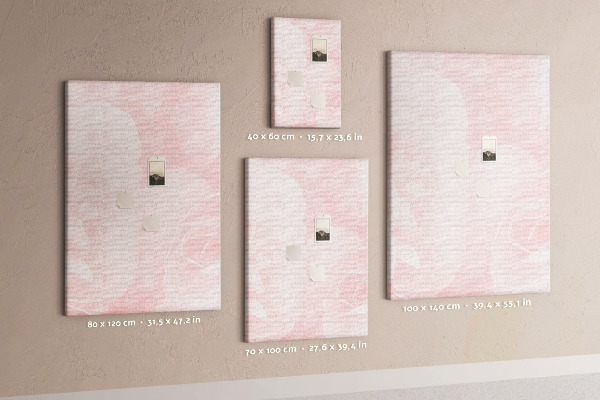 Pinnwand mit Motiv von zarten rosa Rosen im Hintergrund