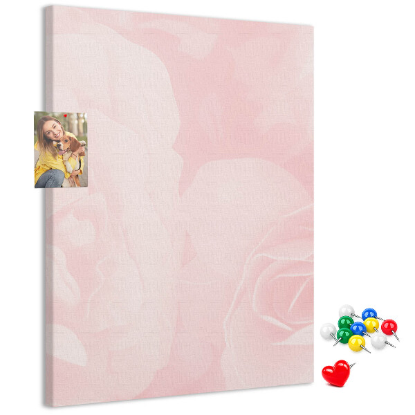 Pinnwand mit Motiv von zarten rosa Rosen im Hintergrund