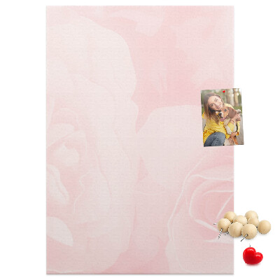 Pinnwand mit Motiv von zarten rosa Rosen im Hintergrund