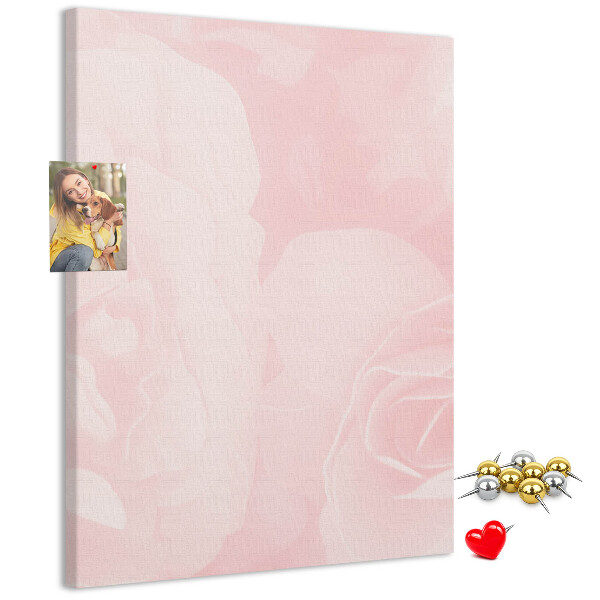 Pinnwand mit Motiv von zarten rosa Rosen im Hintergrund