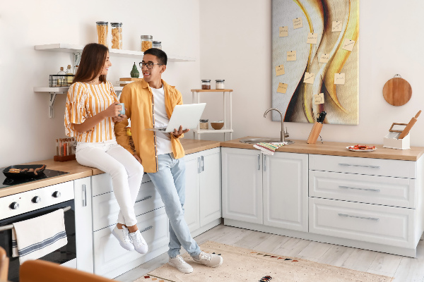 Kork-Pinnwand mit eleganten goldenen Wellen auf hellem Hintergrund