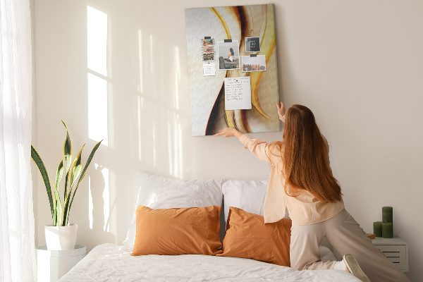 Kork-Pinnwand mit eleganten goldenen Wellen auf hellem Hintergrund