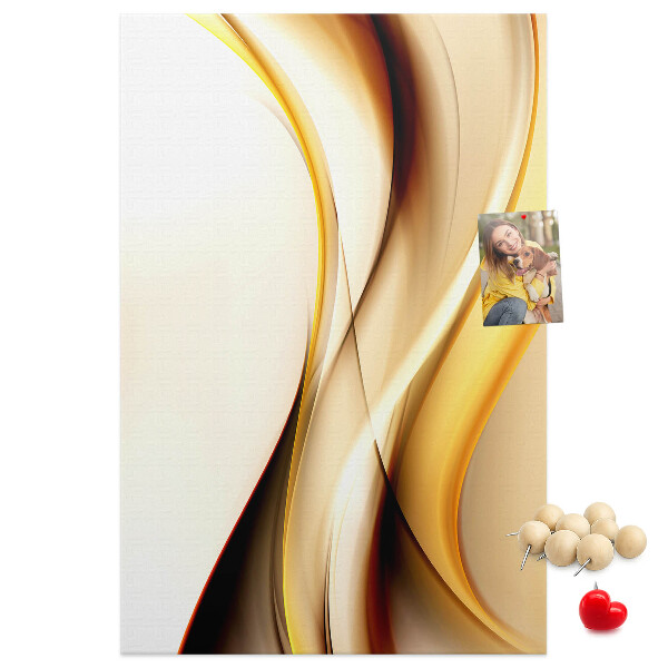 Kork-Pinnwand mit eleganten goldenen Wellen auf hellem Hintergrund