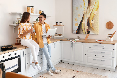 Kork-Pinnwand mit eleganten goldenen Wellen auf hellem Hintergrund