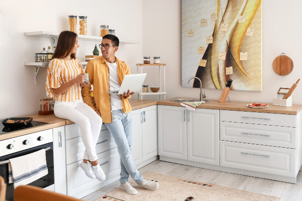 Kork-Pinnwand mit eleganten goldenen Wellen auf hellem Hintergrund