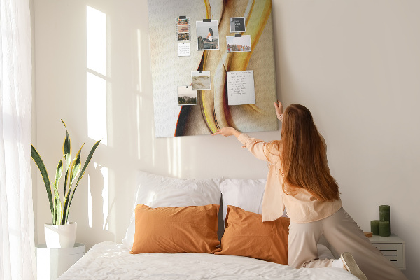 Kork-Pinnwand mit eleganten goldenen Wellen auf hellem Hintergrund