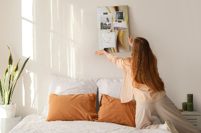 Kork-Pinnwand mit eleganten goldenen Wellen auf hellem Hintergrund