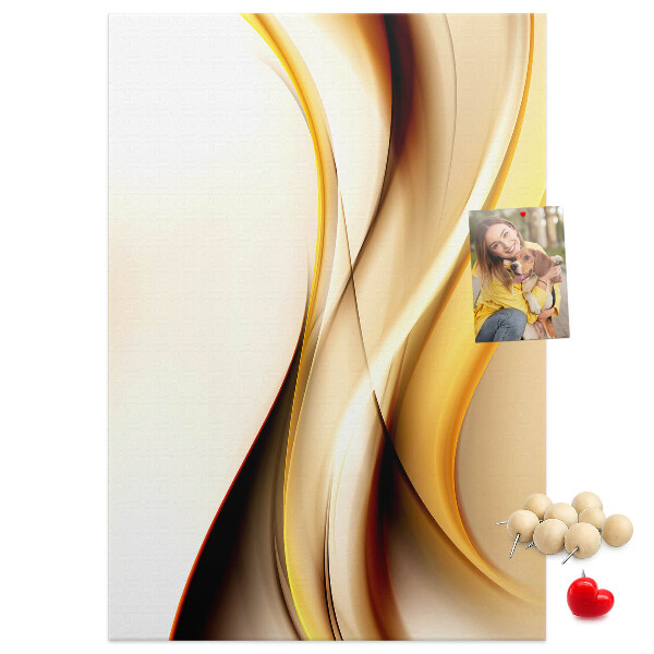 Kork-Pinnwand mit eleganten goldenen Wellen auf hellem Hintergrund
