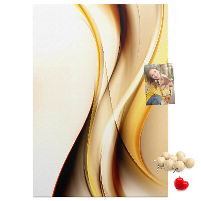 Kork-Pinnwand mit eleganten goldenen Wellen auf hellem Hintergrund