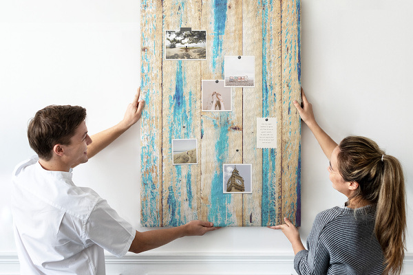 Bedruckte Korkplatte mit Motiv alter Holzvertäfelung in Blau