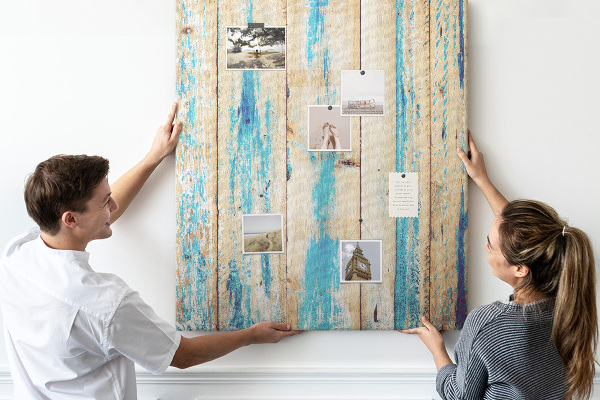 Bedruckte Korkplatte mit Motiv alter Holzvertäfelung in Blau
