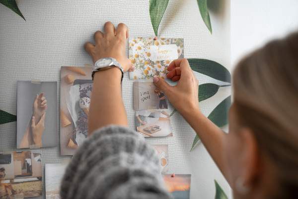 Kork-Pinnwand mit Motiv grüne Blätter auf hellem Hintergrund