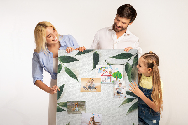 Kork-Pinnwand mit Motiv grüne Blätter auf hellem Hintergrund