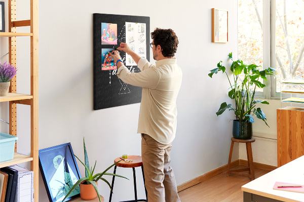 Bedruckte Korkplatte mit geometrischen Formen im minimalistischen Stil