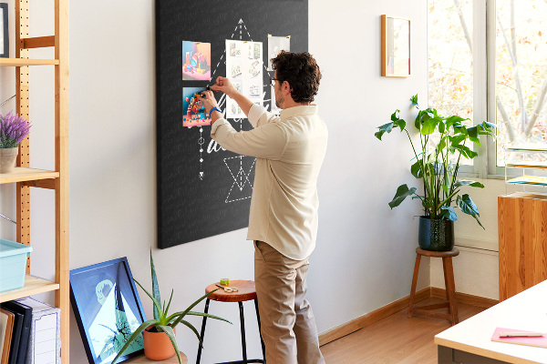 Bedruckte Korkplatte mit geometrischen Formen im minimalistischen Stil