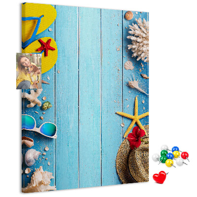 Pinnwand Sommeraccessoires auf blauem Holzgrund