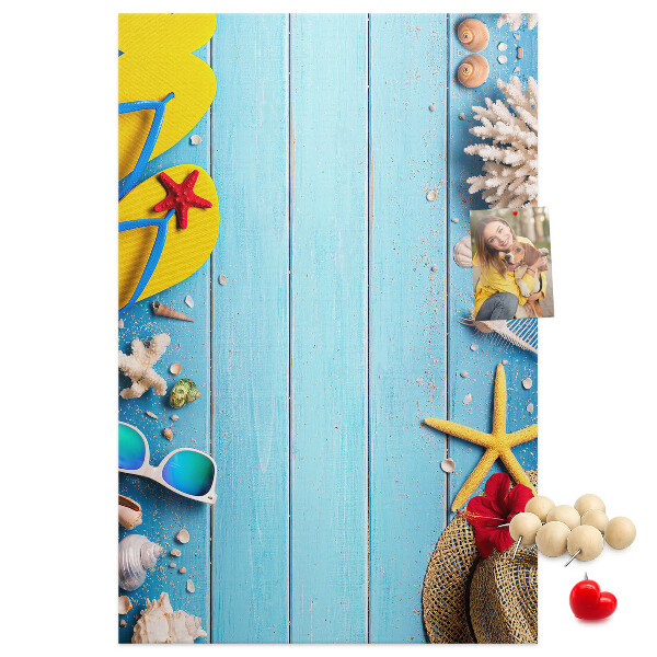 Pinnwand Sommeraccessoires auf blauem Holzgrund