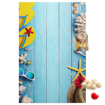 Pinnwand Sommeraccessoires auf blauem Holzgrund
