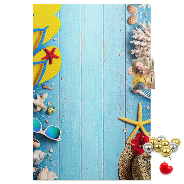 Pinnwand Sommeraccessoires auf blauem Holzgrund