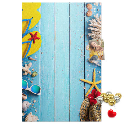 Pinnwand Sommeraccessoires auf blauem Holzgrund