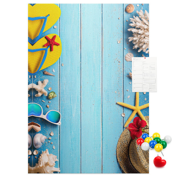 Pinnwand Sommeraccessoires auf blauem Holzgrund