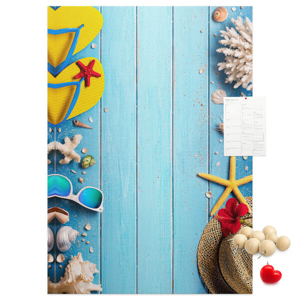 Pinnwand Sommeraccessoires auf blauem Holzgrund