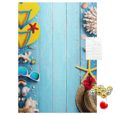 Pinnwand Sommeraccessoires auf blauem Holzgrund