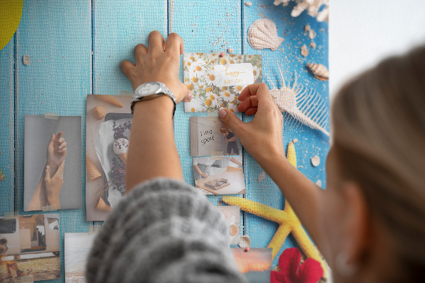 Pinnwand Sommeraccessoires auf blauem Holzgrund