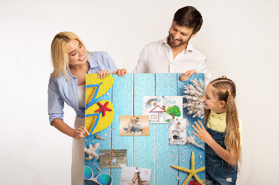Pinnwand Sommeraccessoires auf blauem Holzgrund