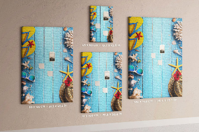 Pinnwand Sommeraccessoires auf blauem Holzgrund