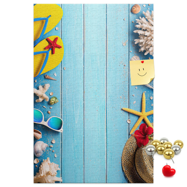 Pinnwand Sommeraccessoires auf blauem Holzgrund