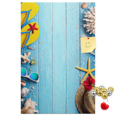 Pinnwand Sommeraccessoires auf blauem Holzgrund