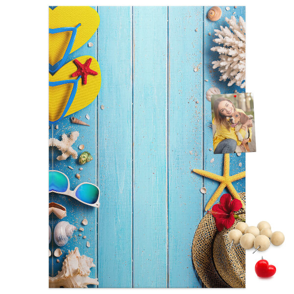Pinnwand Sommeraccessoires auf blauem Holzgrund