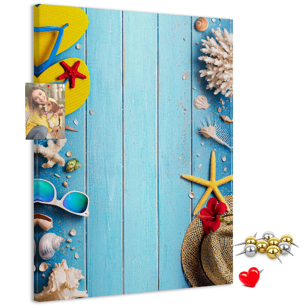 Pinnwand Sommeraccessoires auf blauem Holzgrund
