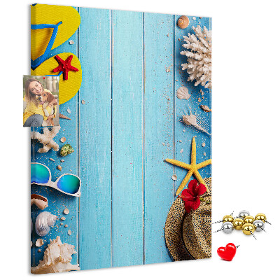 Pinnwand Sommeraccessoires auf blauem Holzgrund