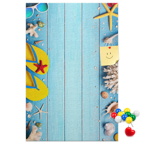 Kork-Pinnwand mit sommerlichem Strandmotiv auf blauem Hintergrund