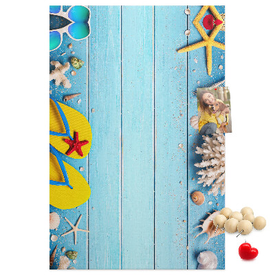 Kork-Pinnwand mit sommerlichem Strandmotiv auf blauem Hintergrund