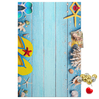 Kork-Pinnwand mit sommerlichem Strandmotiv auf blauem Hintergrund