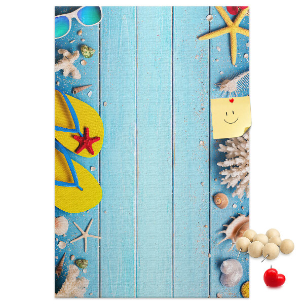 Kork-Pinnwand mit sommerlichem Strandmotiv auf blauem Hintergrund