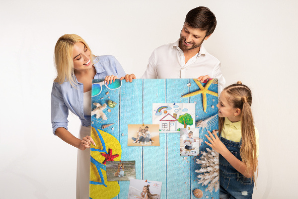 Kork-Pinnwand mit sommerlichem Strandmotiv auf blauem Hintergrund