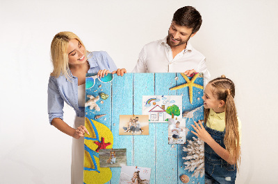 Kork-Pinnwand mit sommerlichem Strandmotiv auf blauem Hintergrund