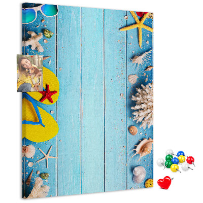 Kork-Pinnwand mit sommerlichem Strandmotiv auf blauem Hintergrund