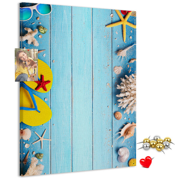 Kork-Pinnwand mit sommerlichem Strandmotiv auf blauem Hintergrund