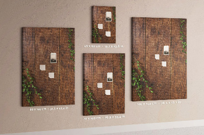 Pinnwand aus rustikalem Holz mit grünen Zweigen