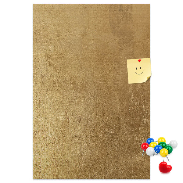 Kork-Pinnwand mit Goldpapier und farbigen Stecknadeln