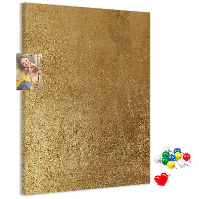 Kork-Pinnwand mit Goldpapier und farbigen Stecknadeln