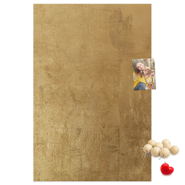 Kork-Pinnwand mit Goldpapier und farbigen Stecknadeln